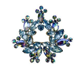 Vintage Weiss Blue Ice Aurora Borealis Rhinestone Wreath Brooch Silver Tone